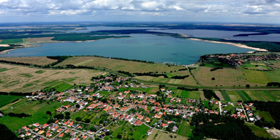 buehne Blick auf den Partwitzer See im Lausitzer Seenland als Draufsicht