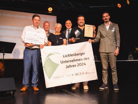 Bildvergrößerung: v.l.n.r. Martin Schaefer (Bezirksbürgermeister), Eric van Look (EFBSO), Jutta Feige (Ausschuss für Europa, Wirtschaftsförderung und Sozialraumsteuerung, BVV Lichtenberg), Karsten Dietrich (Vorstandsvorsitzender des Wirtschaftskreis Hohenschönhausen-Lichtenberg e.V.), Fabian Tanyildiz (OTA gGmbH), Burhan Cetinkaya (Leiter der Wirtschaftsförderung)