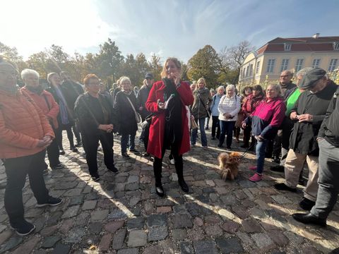 260. Kiezspaziergang - Bezirksbürgermeisterin Kerstin Bauch beim Start des 260. Kiezspaziergangs