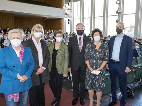 Bildvergrößerung: v.l.n.r: Renate Künast (Mitglied des Bundestages), Cerstin Richter-Kotowski (Bezirksstadträtin), Ulrike Gote (Senatorin für Wissenschaft, Gesundheit, Pflege und Gleichstellung), Bernd Quoß (Vorstand Krankenhaus Waldfriede e.V.), Maren Schellenberg (Bezirksbürgermeisterin), Rupert Stüwe (Mitglied des Bundestages)