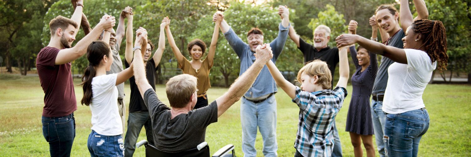 Gruppe von Menschen Hand in Hand zusammen im Park