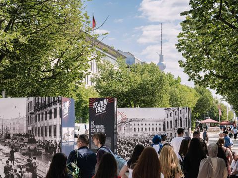 Besucher in der Ausstellung "17. Juni 1953 - Der Volksaufstand in der DDR"