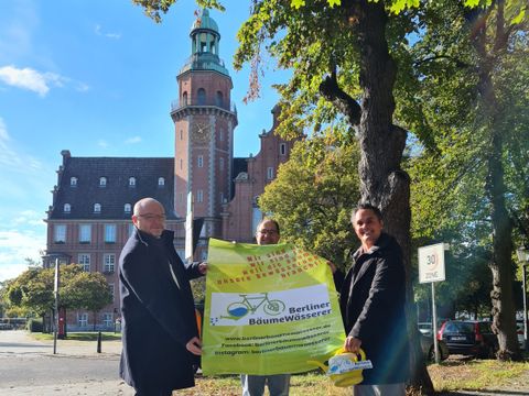 Bildvergrößerung: Bezirk empfängt BäumeBewässerer