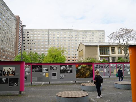 Besucher in der Freiluftausstellung "Revolution und Mauerfall"