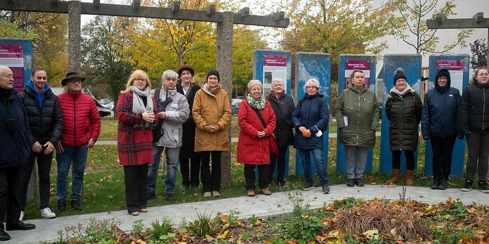 Neue Informationstafeln im Clara-Zetkin-Park in Marzahn-Nord enthüllt - Die Teilnehmerinnen und Teilnehmer vor den Tafeln
