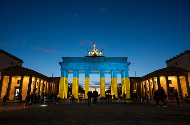 Brandenburger Tor leuchtet in ukrainischen Farben 