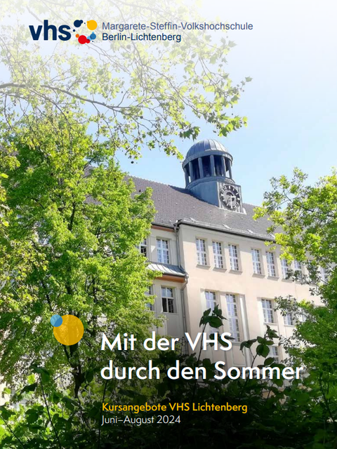 Titelblatt Flyer Sommerprogramm. Blick auf die VHS Lichtenberg bei Sonnenschein. Im Vordergrund grüne Bäume.