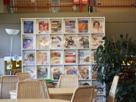 Zeitschriften und Sitzgelegenheiten in der Bibliothek im Märkischen Viertel
