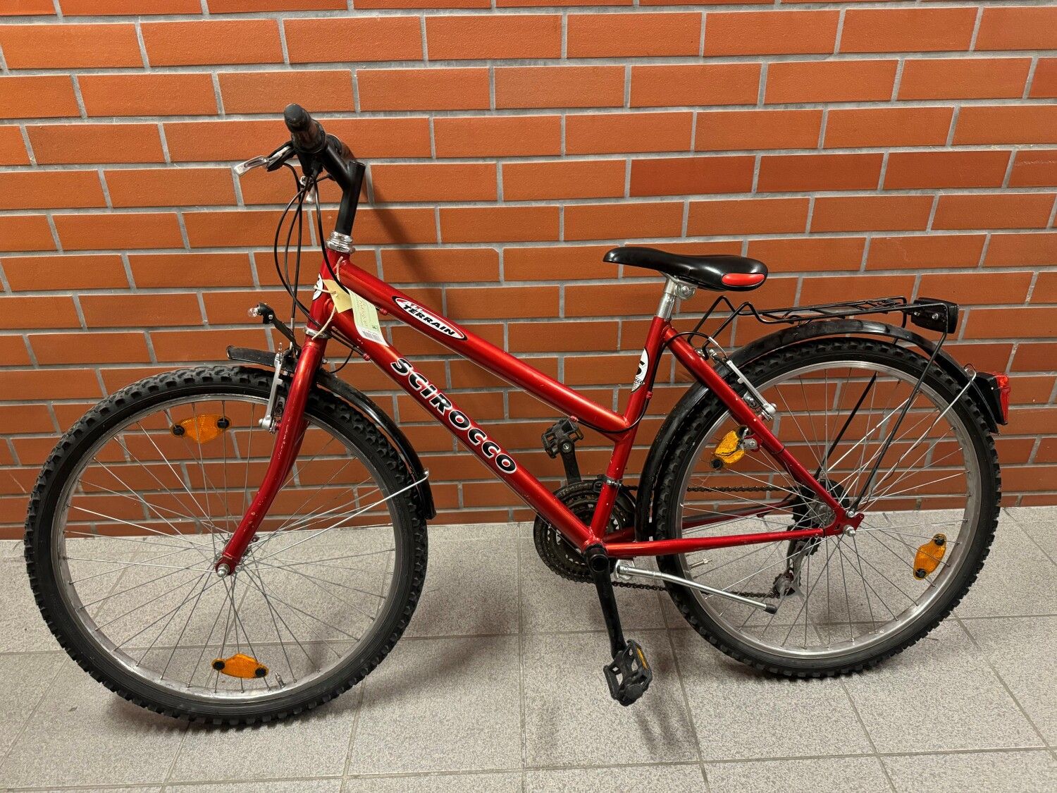 Rotes Kinderfahrrad