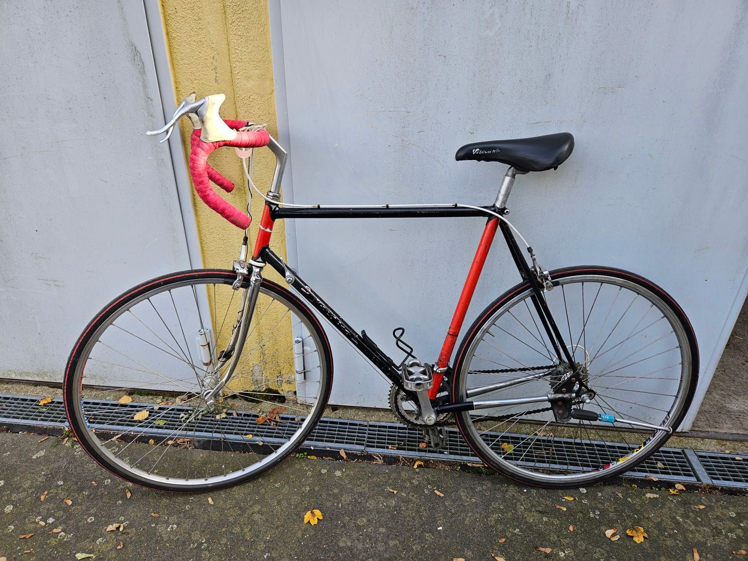 Schwarz-rotes Rennrad