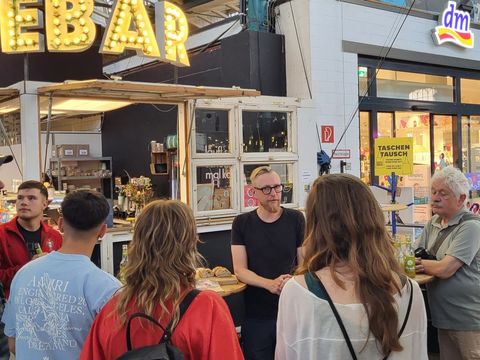 Bildvergrößerung: Olivier Witzkewitz empfängt uns mit eisgekühlter Apfelsaftschorle und ausgewählten Köstlichkeiten in der Markthalle Neun