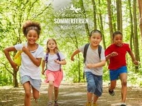 Kinder, die durch einen Wald rennen