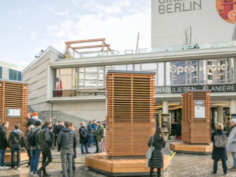 City Trees vor dem Bikini Berlin und Menschen stehen herum