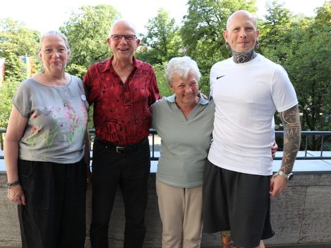 Angelika Krüger, Hans-Georg Rennert, Renate Gebler und Tobias Wolf wurden mit der Bezirksverdienstmedaille ausgezeichnet.