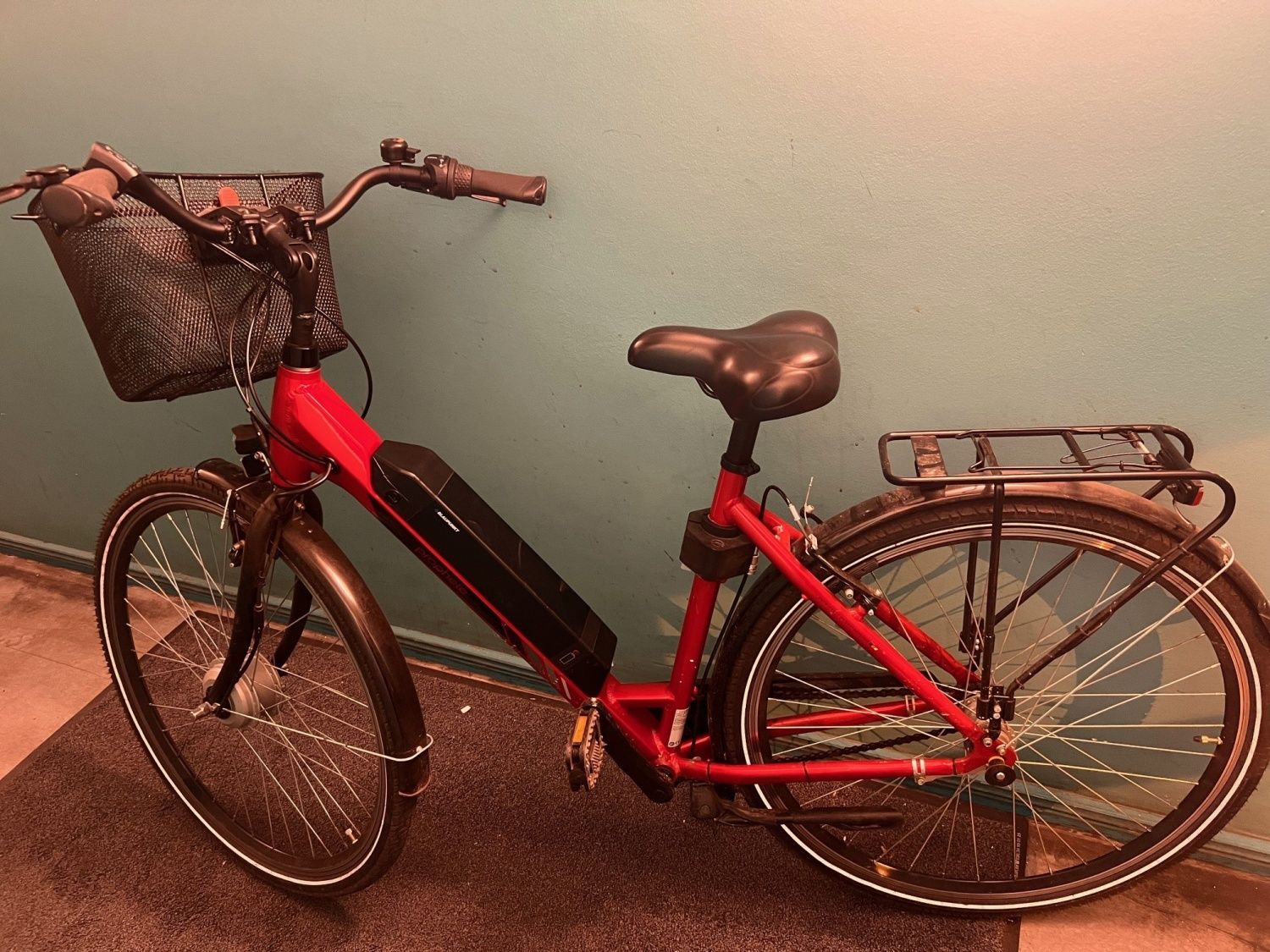 Rotes E-Bike