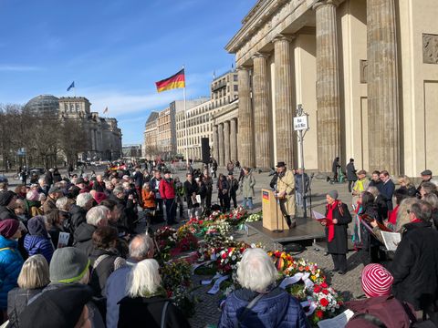 Volker Schröder und die Teilnehmenden der Veranstaltung auf dem Platz des 18. März.