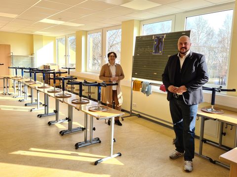 Schulleiterin der Astrid-Lindgren-Grundschule Gabi Dietrich / Spandaus Bildungsstadtrat Frank Bewig 