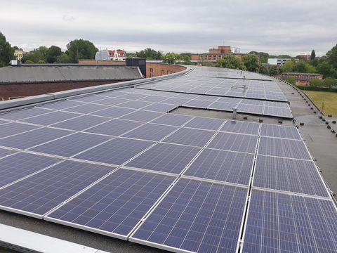 Das Dach des Oberstufenzentrum Max Taut Schule mit einer Solaranlage.