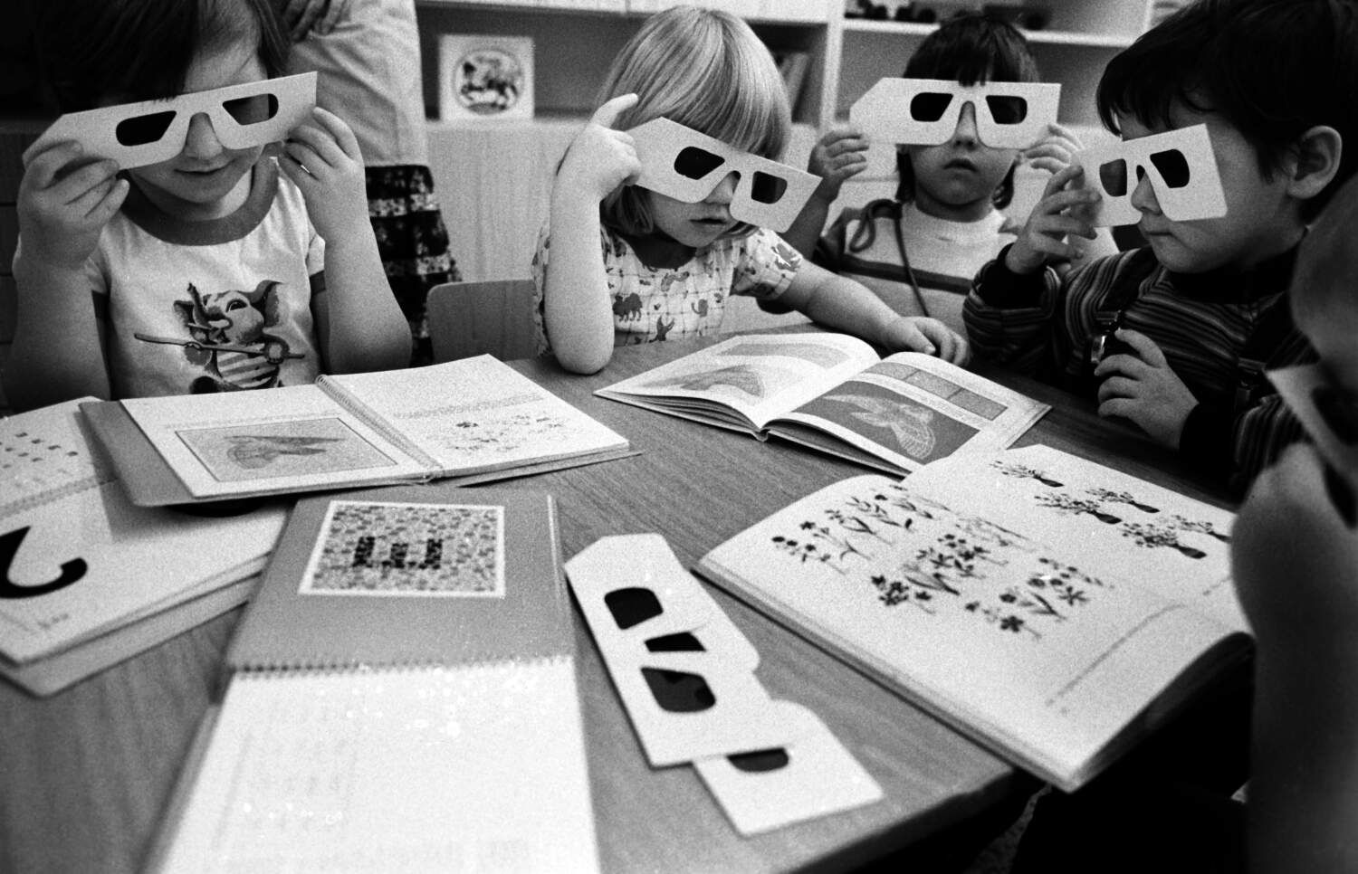Im Rahmen der Leipziger Buchmesse testen Kinder beim Georg Thieme-Verlag 1986 mit Blau-Rot-Stereobrillen ihr räumliches Sehen. 