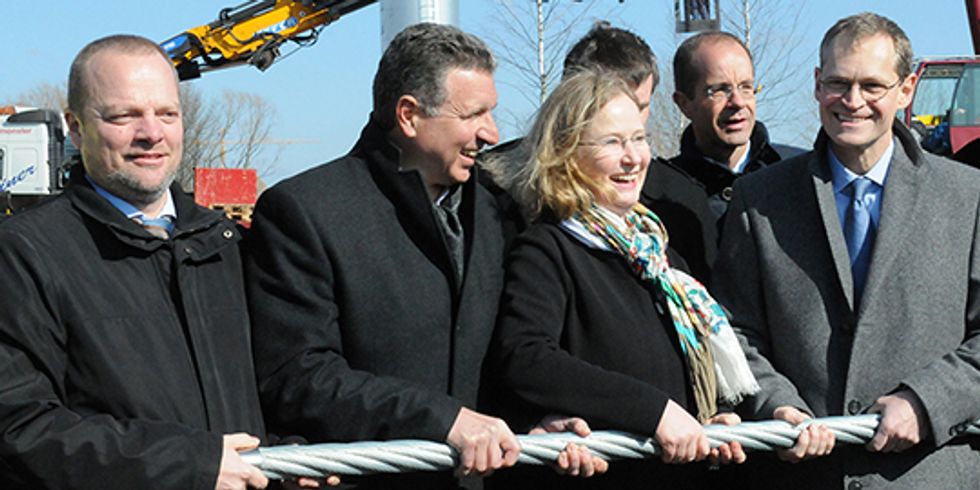 Ziehen an einem Strang: v.l.n.r. Bezirksbürgermeister Stefan Komoß, Vorstandsmitglied der LEITNER AG Martin Leitner, Geschäftsführerin der IGA Berlin 2017 GmbH Katharina Langsch, Geschäftsführer der Berlin Tourismus & Kongress GmbH Burkhard Kieker, Bezirksstadtrat für Wirtschaft und Stadtentwicklung Christian Gräff, Regierender Bürgermeister von Berlin Michael Müller