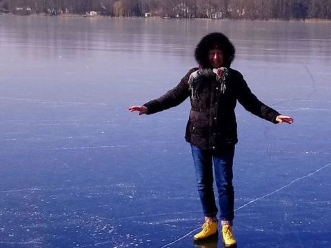 Die Autorin testet die Tragfähigleit des Eises auf dem Zeesensee