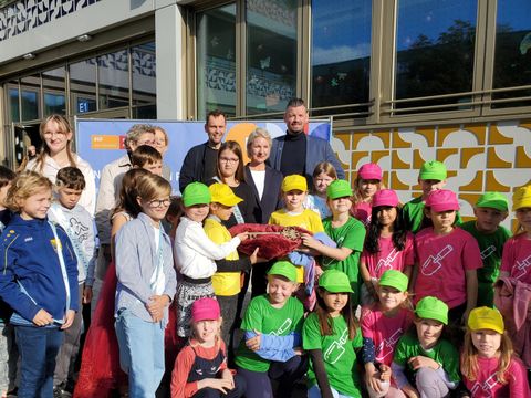 BSO-Akteure und Schulkinder bei der Eröffnungsfeier der 49. Grundschule in Berlin-Pankow