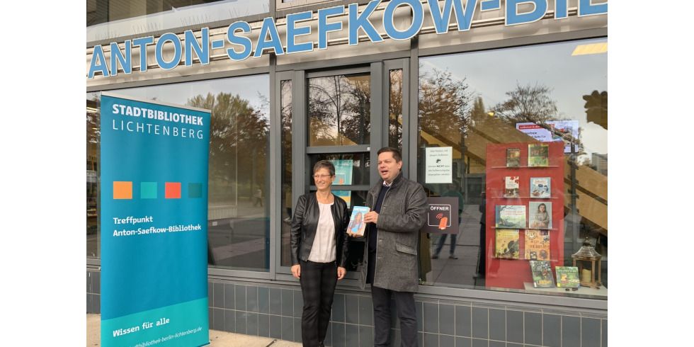 2024-10-30-pm-anton-saefkow-bibliothek-erhaelt-erste-aussenrueckgabe-in-lichtenberg.jpeg