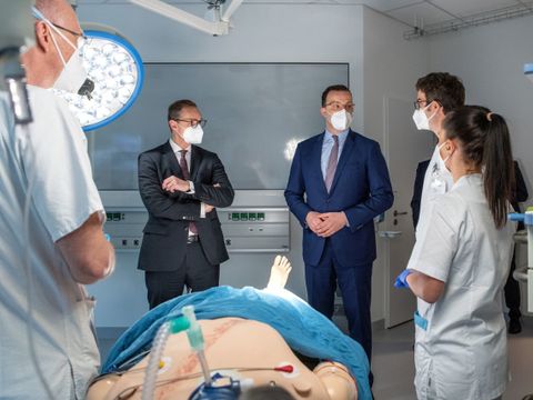 Eröffnung 'Haus der Zukunft am ukb' Michael Müller, Jens Spahn und ein Team des ukb