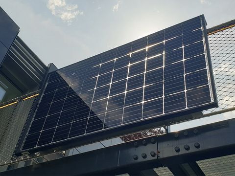 Solarmodul an Balkongeländer