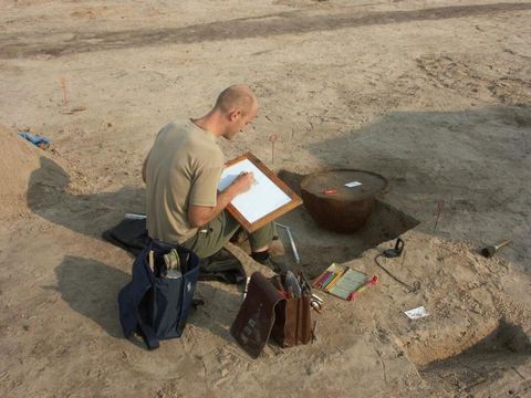 Archäologe bei der Dokumentation in Biesdorf