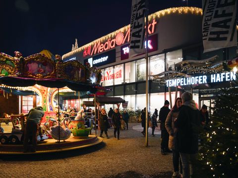 Weihnachtsmarkt vor dem Tempelhofer Hafen