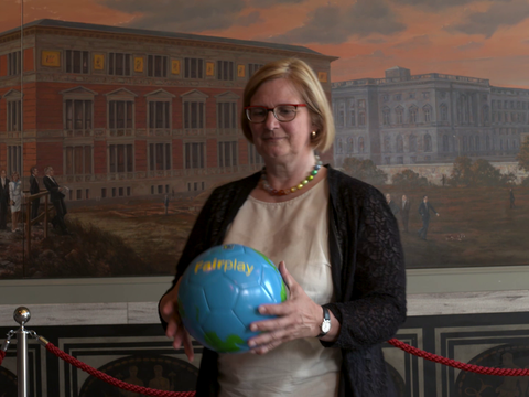 Bildvergrößerung: Bezirksbürgermeisterin Angelika Schöttler mit dem Fairtrade Ball.