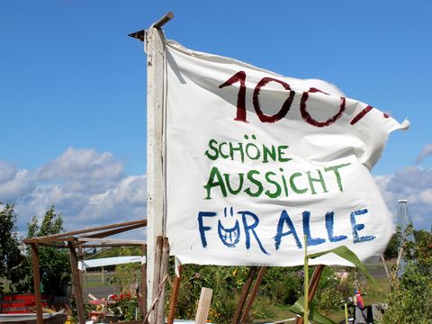 Plakat mit den Worten 100 Prozent gute Aussichten für Alle