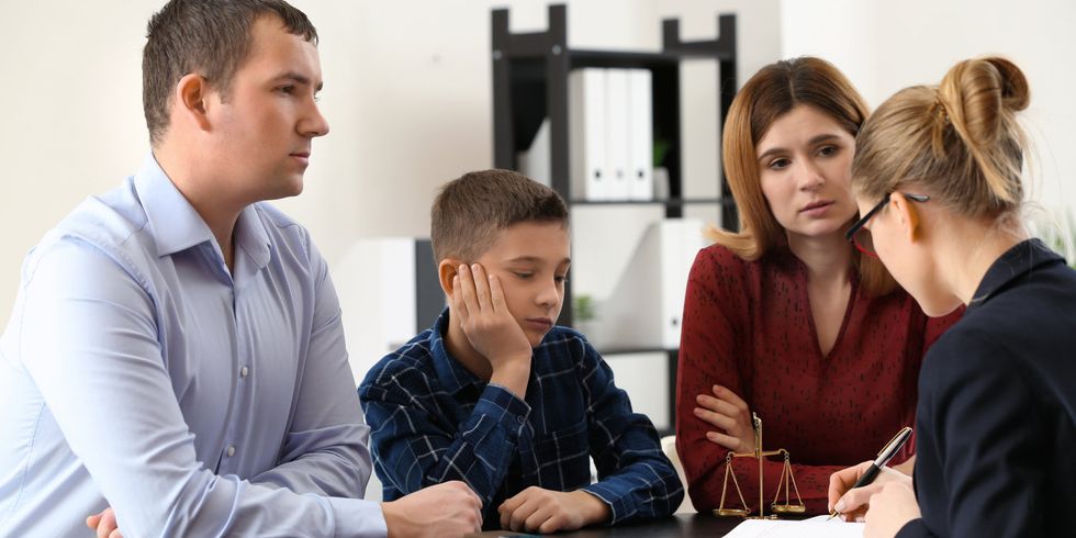 Geschiedene Eltern mit dem Sohn beim Anwalt