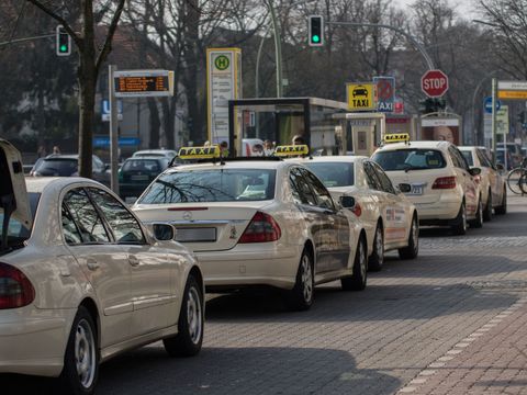 hintereinander stehende Taxis am Taxistand