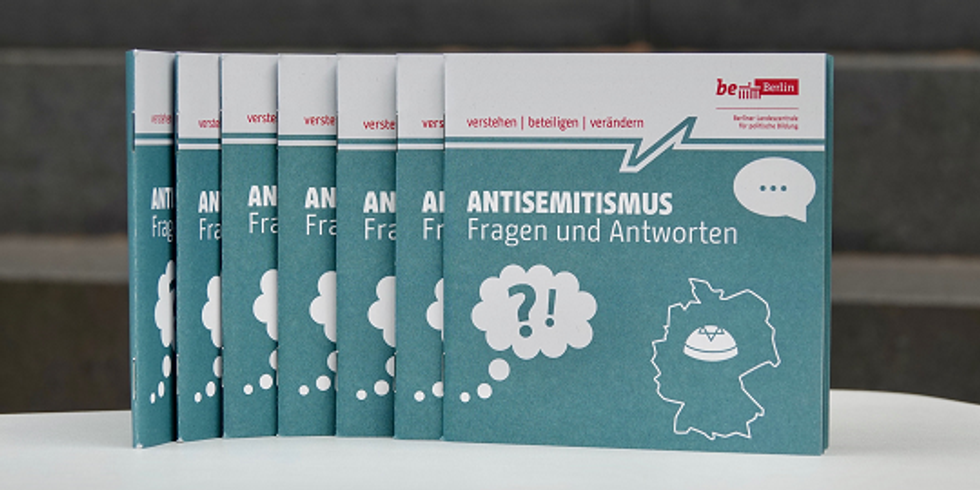 Mehrere Broschüren Antisemitismus - Fragen und Antworten