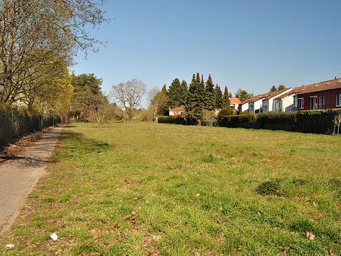 Fläche für den Bau eines Spielplatzes am Übergang vom Langen Becken zum Grünen Ring in Staaken