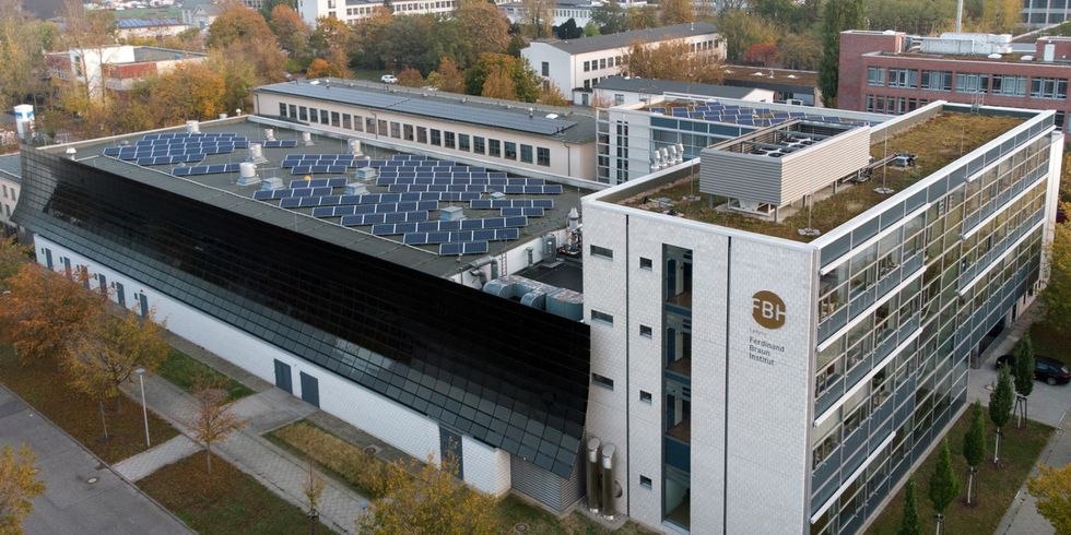 Geschwungene Solarfassade an Haus, Solaranlage auf Dach FBH Hauptgebäude