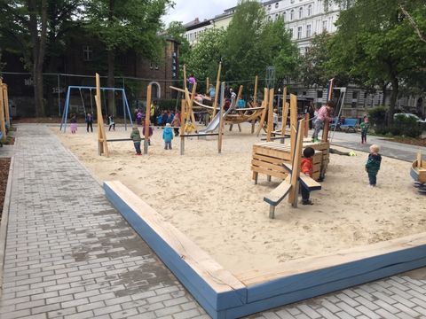 Eröffnung des umgebauten Spielplatzes in der Schleiermacherstraße