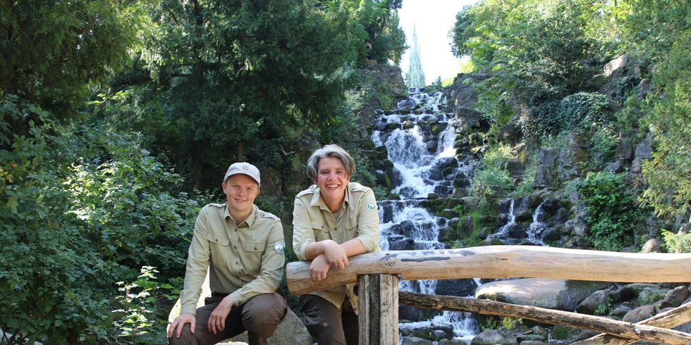 Expertinnen und Stadtnatur-Rangerinnen Johanna Davids und Kristina Roth am Kreuzberger Wasserfall