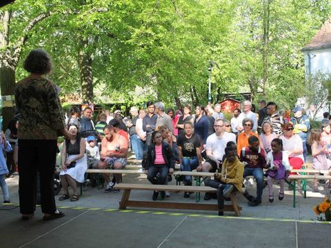 Bildvergrößerung: Mehrere hundert Gäste kamen zum Sommerfest Foto Bei vollen Rängen und sommerlichen Temperaturen erlebten die Gäste ein unterhaltsames Bühnenprogramm mit Musik, Tanz und anderen Darbietungen. 