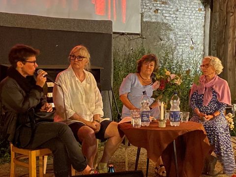 Im Anschluß an den Film, startete unter der m Anschluss an den Film, startete unter der Leinwand im Freiluftkino die Podiumsdiskussion