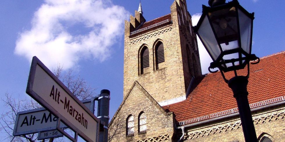 Kirche Alt-Marzahn mit Straßenschild Alt-Marzahn