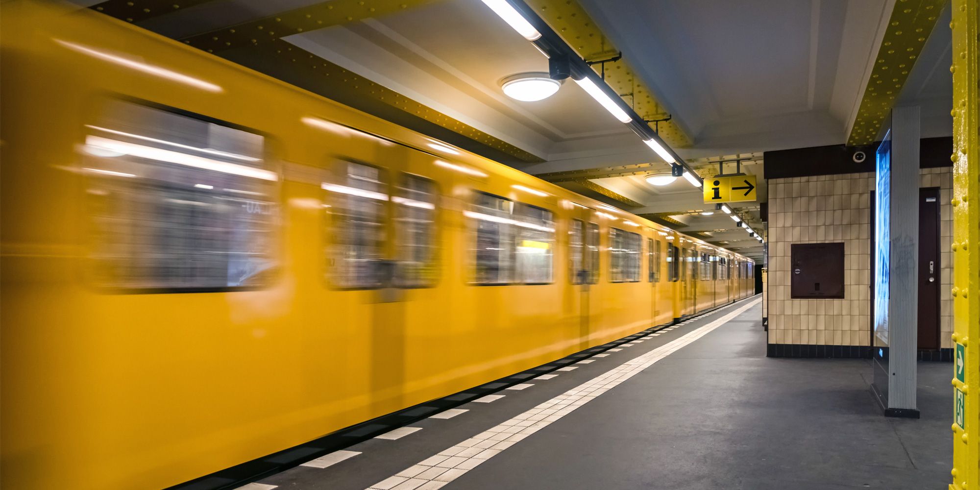 Berliner U-Bahn fährt aus Bahnhof heraus