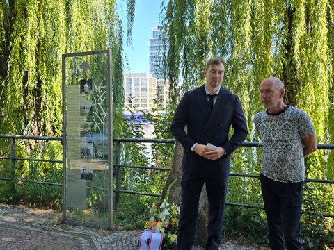 Bezirksstadtrat Max Kindler und der Vorsteher der Bezirksverordnetenversammlung Werner Heck, erinnerten an die erschütternden Szenen, die sich während der Tage des Mauerbaus abspielten