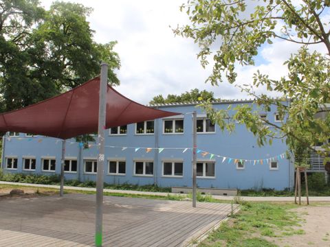 20. Juli 2023: Fassade in Himmelblau - Schulcontainer auf dem Gelände der Giesensdorfer Grundschule