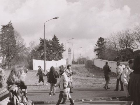 Bildvergrößerung: Ehemaliger Todesstreifen an der Grenzmauer bei Glienicke, 3.3.1990