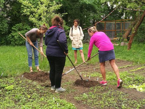 Bildvergrößerung: Teilnehmende des Runden GartenTischs praktizieren ökologische Gartenarbeit