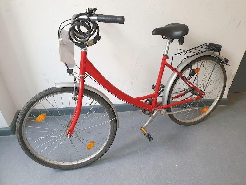 Bildvergrößerung: Rotes Damenfahrrad