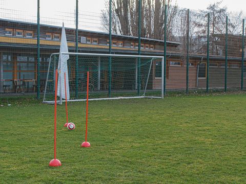 Sportplatz Heckerdamm mit dem Funktionsgebäude, das erweitert werden soll